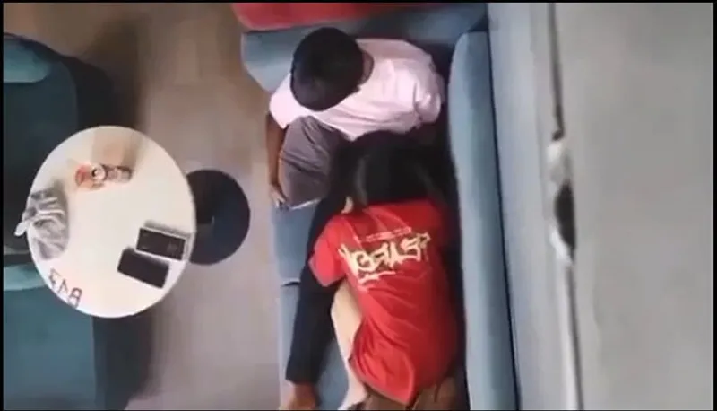 Quay lén người tình liếm mút cho nhân tình nơi công cộng